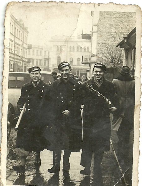 ``Uroczystość oddania sztandaru dla 5 p. art. Legionów przez Pana Prezydenta Rz.plitej Dnia 12.XI. 1937r.                           Poczet sztandarowy Państwowej Średniej Szkoły Ogrodniczej w Wilnie ( W. Krugły, St. Biernacki, L. Łojko). ``Uroczystość oddania sztandaru dla 5 p. art. Legionów przez Pana Prezydenta Rz.plitej Dnia 12.XI. 1937r.                           Poczet sztandarowy Państwowej Średniej Szkoły Ogrodniczej w Wilnie ( W. Krugły, St. Biernacki, L. Łojko).