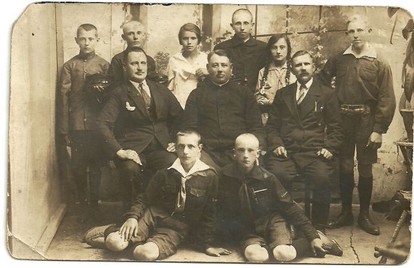 Ksiądz Horodko, Wójt gminy Tarnowo oraz Kierownik szkoły w Białohrudzie z uczniami, początek lat dwudziestych, Białohruda. Ksiądz Horodko, Wójt gminy Tarnowo oraz Kierownik szkoły w Białohrudzie z uczniami, początek lat dwudziestych, Białohruda.