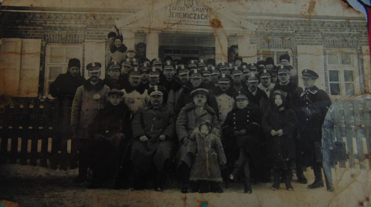 Сустрэча солтысаў Ярэміцкай гміны. Сярод удзельнікаў сходу - мой прадзед Анціпарук Уладзімір Парфенавіч (стаіць другі з правага боку)<br>