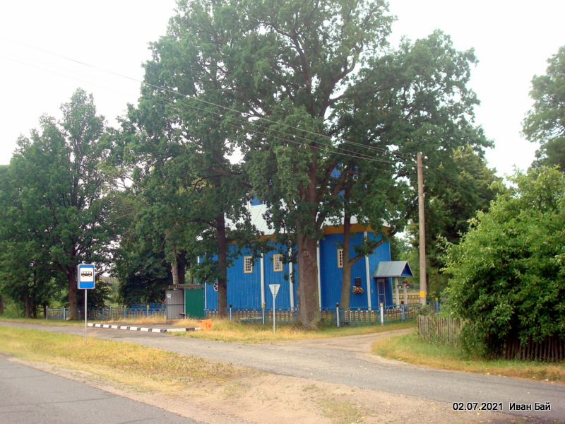 Возле церкви в Доброславке