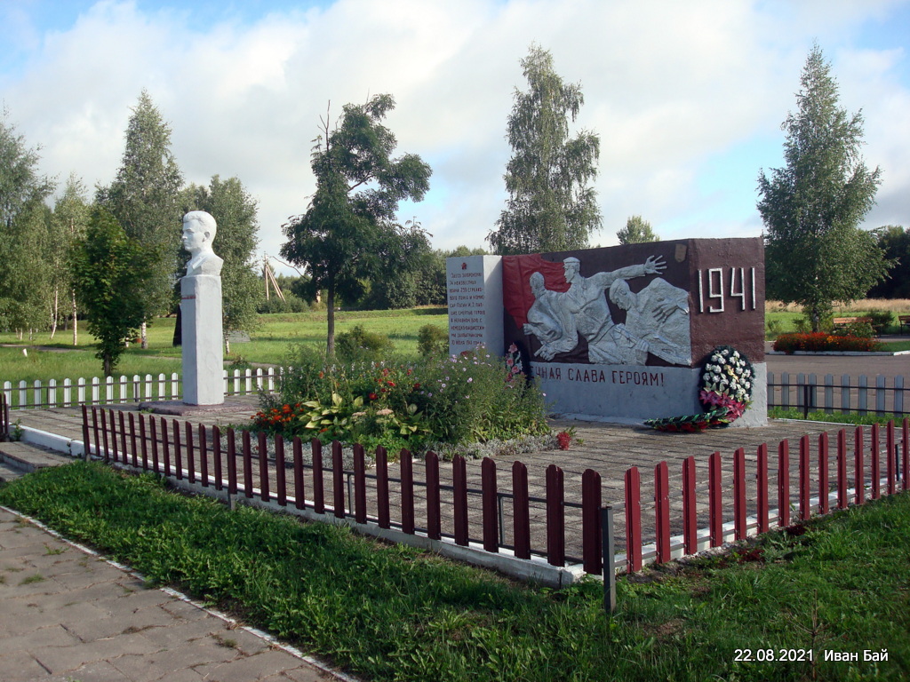 Братская могила в д. Долгополье.Бюст комиссара Пугина И.З. на захоронении установлен в 1952 г. Кроме Пугина И.З. на этом захоронении покоится 74 неизвестных воина 259 СП, павшие в неравном бою с немецко-фашистскими захватчикам 10.07.1941г.