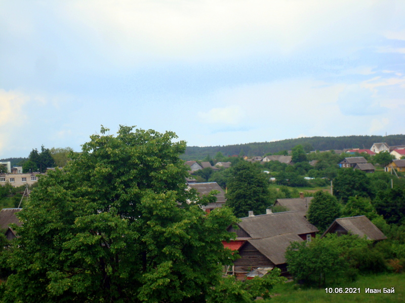 Вид от замка на посёлок