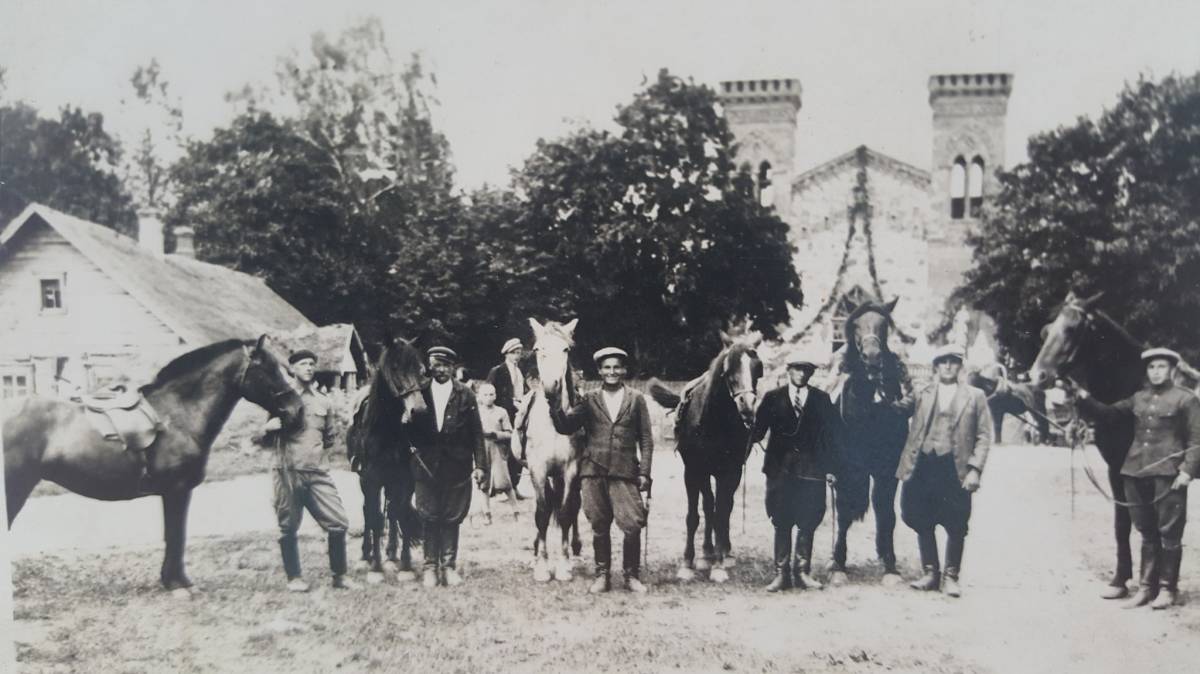 Напротив костёла в Корве