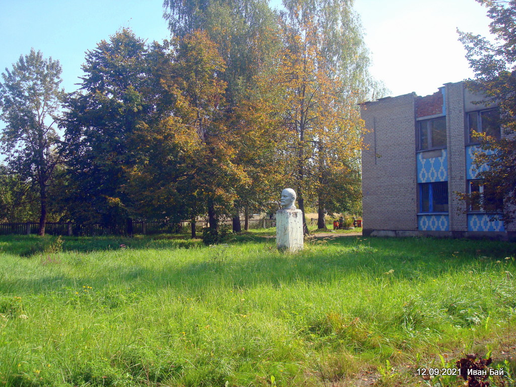 Памятник В. И. Ленину в деревне