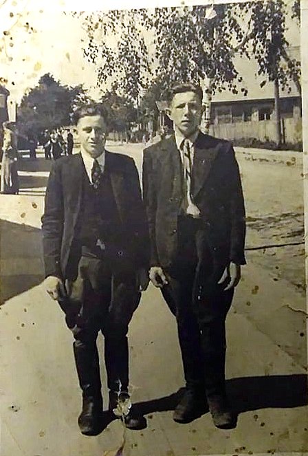 Справа Пётр Захарович Бай, слева-Иван Ничипорук в Мейшаголе