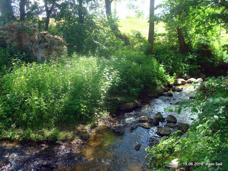 Развалины старой мельницы на реке