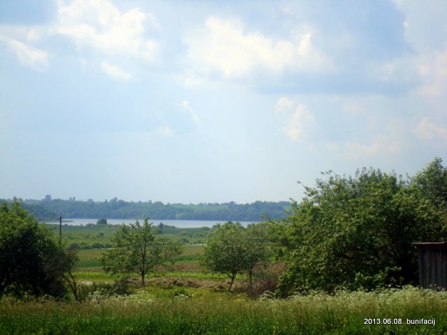 Вид из деревни на озеро