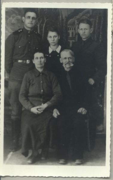 Aleksander Caryk z rodziną.