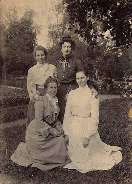 Klarymonty Michała Domańskiego i Anny z Abłamowiczów. Maj 1901 r. Stoją: Czarnocka, Jadwiga Abłamowiczówna (śpiewaczka); siedzą: Czarnocka, Wiktorja Abłamowiczówna (nauczycielka)