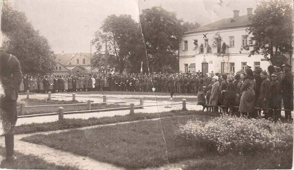 Kobryń, uroczystości przed Urzędem Skarbowym, 1933 r. (być może zdjęcie wykonano 11 listopada, podczas obchodów Święta Niepodległości)