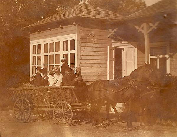 Niedźiadka-dwór 1905. <br>Na wozie siedzą: Helena de domo Gażycz Abłamowicz (po  mężu Michale), jej córka Paulina Abłamowiczówna (po mężu Ślizień), pani Odachowska z córką Idą Odachowską Niedźiadka-dwór 1905. <br>Na wozie siedzą: Helena de domo Gażycz Abłamowicz (po  mężu Michale), jej córka Paulina Abłamowiczówna (po mężu Ślizień), pani Odachowska z córką Idą Odachowską