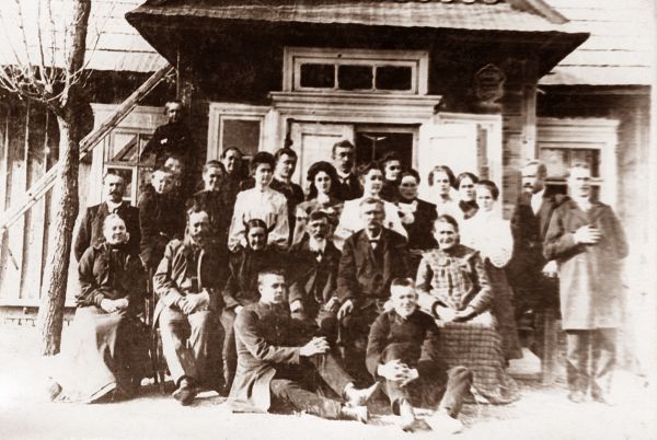Шляхетная семья Юревичей вместе с родственниками: Дроздовскими, Хельмовскими и Пилецкими на фоне фольварка Недвежин, 1904 год. 
