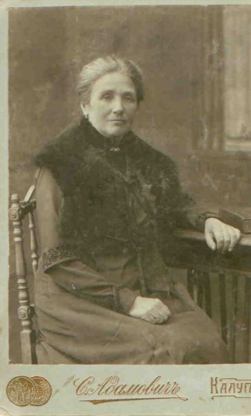 Хозяйка фольварка Юревич Анна Антоновна ( урожденная Павлович, 1857 - 1960 ). Фотоснимок сделан около 1906 года.
