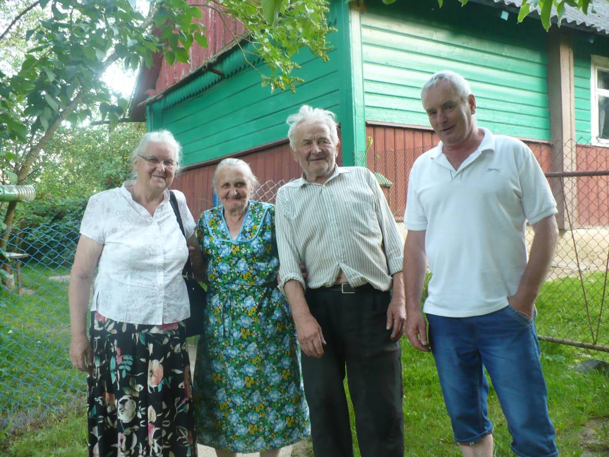 Pani Anna Zerko z mezem - sasiedzi naszej niezyjacej juz cioci Marii, mieszkaja na koncu wsi na gorce. Pan Zerko pamietal mego brata z jego odwiedzin sprzed 27 laty. Bardzo mile spotkanie i rozmowa