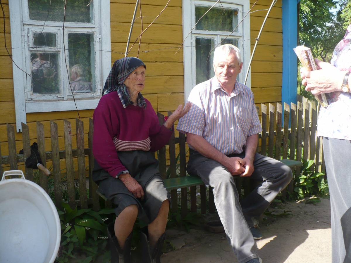 kolejna mieszkanka wsi Pani Karpacz, ktora hoduje kury