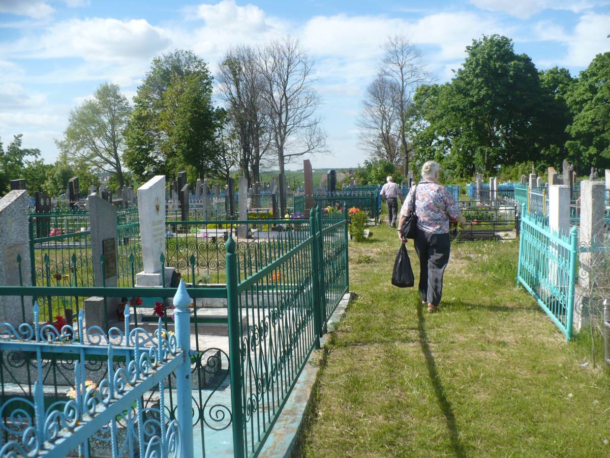 XX wieczna czкњж cmentarza, tu pochowani s№: babcia Jadwiga, stryj Kazimierz i jego їona Wiera