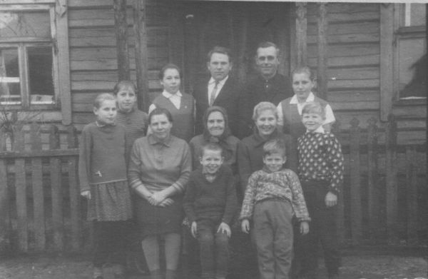 1.1.Сущик Василий Дмитриевич (21.09.1956-09.08.1969)<br>1.2.Стрибук Евгений Валентинович 17.05.1960<br>2.1.Сущик Галина Дмитриевна 12.06.1955<br>2.2.Сущик (Стрибук) Клавдия Захаровна (09.12.1926-16.05.2002)<br>2.3.Сущик (Лукашевич) Ульяна Елисеевна (1889-29.05.1969)<br>2.4.Стрибук (Рябович) Любовь Филипповна (02.05.1935-13.07.2002)<br>2.5.Стрибук Валентин Валентинович 02.09.1957<br>3.1.Сущик Валентина Дмитриевна 25.08.1953<br>3.2.Сущик Татьяна Дмитриевна 10.03.1952<br>4.1.Сущик Надежда Дмитриевна 09.12.1950<br>4.2.Стрибук Валентин Захарович 03.04.1930<br>4.3.Сущик Дмитрий Андреевич (15.12.1926-30.10.1988)   <br><br>на память родным от Сущиков и Стрибуков <br>   ноябрь 1966 года<br>  