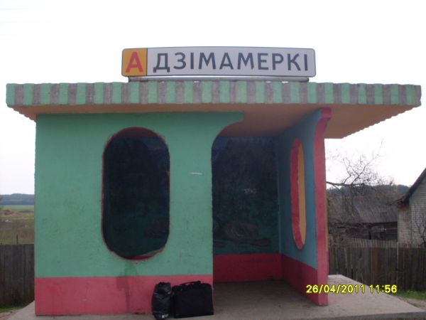 Автобусная остановка, в направлении городского поселка Лоев