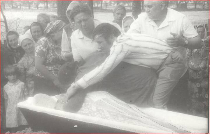 Похороны Стрибук <br>Ивана-страшего Захарьевича (10.05.1921 - 02.06.1981)