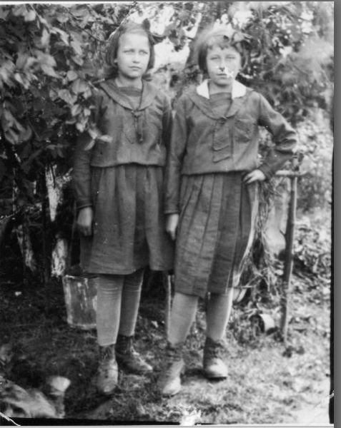 Krystyna i Halina Dowgiałłówne córki Wincentego i Anny- majatek Koniuchy.