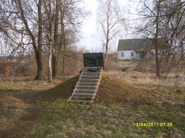 Братская Могила не соответствует исторической действительности. <br>Умерших воинов хоронили на обще деревенском кладбище<br><br>фото от 13.04.2011 года