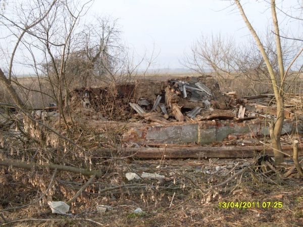 здесь был дом семьи<br>Сидоренко Исака Яковлевича <br>фото от 13.04.2011 года