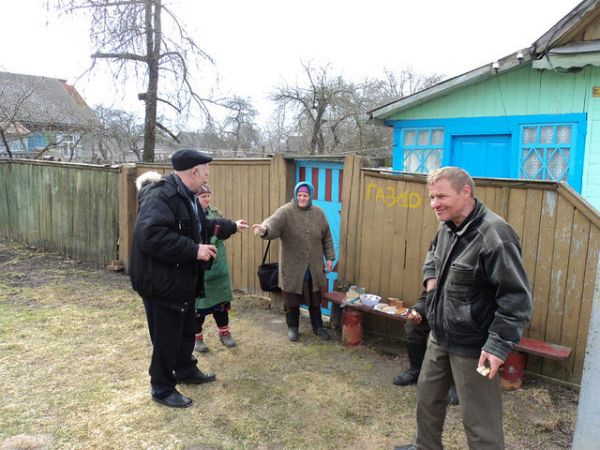 напротив дома семьи<br>Денисенко Адама Адамовича