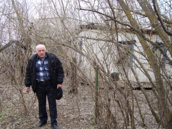 Домик окнами в сад, ты приснился мне просто<br>В той стране-стороне, где пошло всё на снос.<br>Всё на снос - домик,сад и любовь, и печали,<br>И калитка в саду, и оградка во мгле