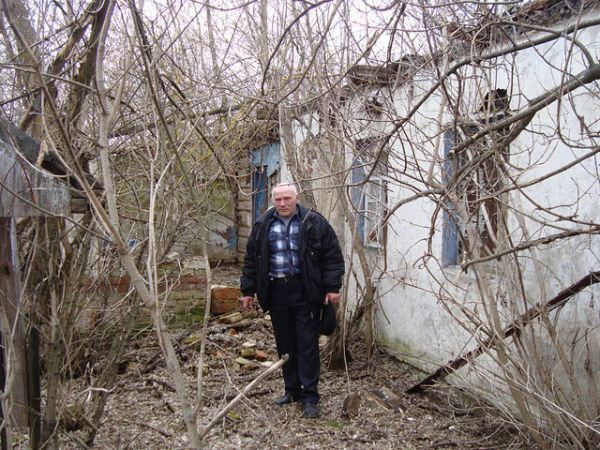 Домик окнами в сад, неужель отзвучали<br>Эти звуки, что так душу ранили мне.