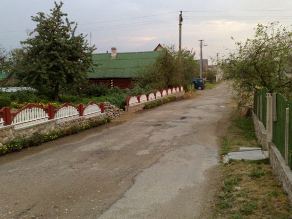 Ulice miasta z charakterystycznymi dla całej Białorusi betonowymi płotami