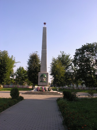 Pomnik w centralnym miejscu podwórca pałacowego
