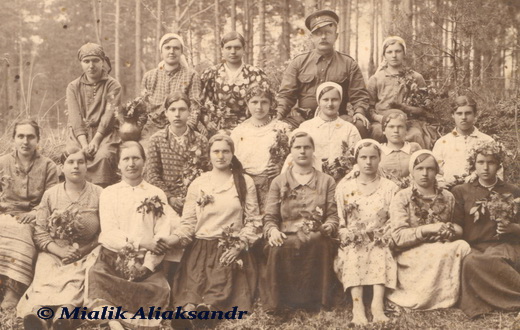 жыхары вёскі Вулька-Целяханская 1930-я гады/ жители д. Вулька-Телеханская 1930-е года