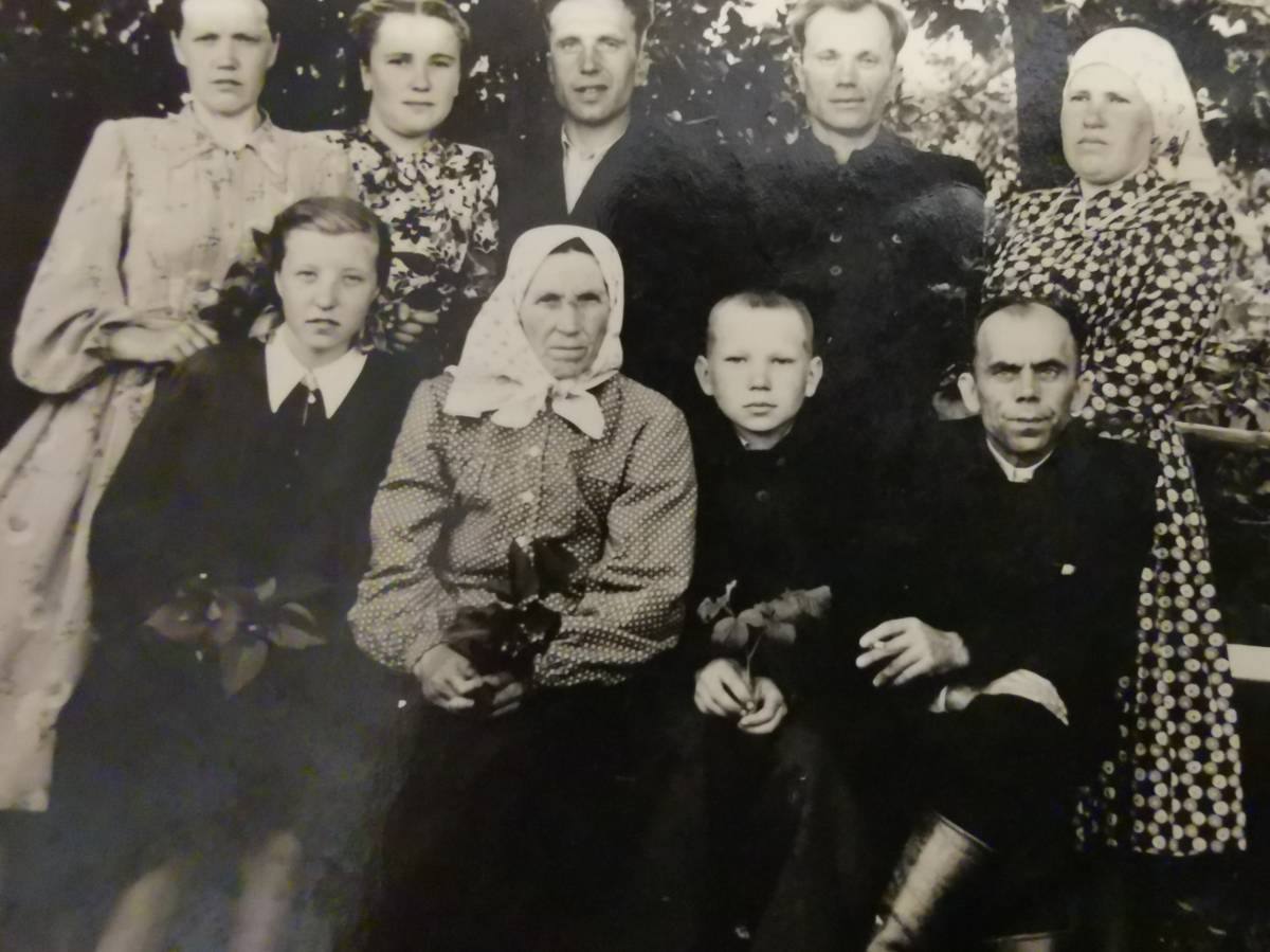 Od lewej Marysia Bobryk (Szarko) z córką poniżej... Pośrodku najstarsza pani to moja prababcia Szarko (Radyno) I bracia dziadka  Od lewej Marysia Bobryk (Szarko) z córką poniżej... Pośrodku najstarsza pani to moja prababcia Szarko (Radyno) I bracia dziadka