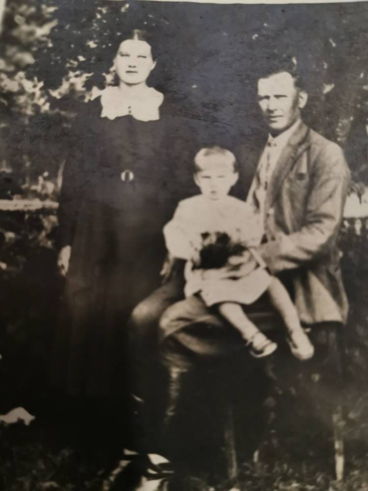 Konstanty Mięńciuk wraz z żoną Stanisława (Szarko) I córką Leonardą Konstanty Mięńciuk wraz z żoną Stanisława (Szarko) I córką Leonardą