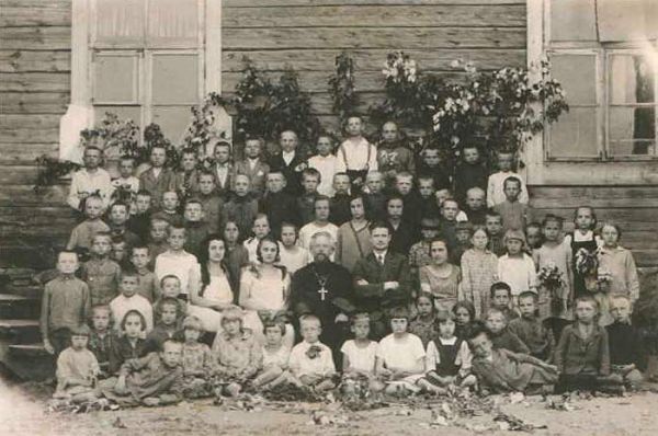 Вучні вязынскай школы і святар Мікалай Смірноў. Верагодна каля дома Смірнова. Дом захаваўся да нашага часу.<br>1936 год
