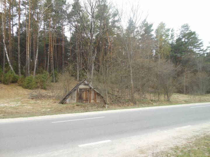 старый склеп при дороге