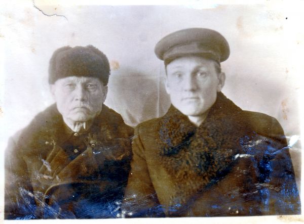 Аляксеенка Аляксей (1882-1959) разам з сынам