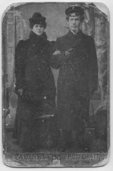 1904г. г.Дисна. Качан (Мяделец) Стефанида Петровна с братом. Фотоснимок сделан приезжим фотографом из Вильно.
