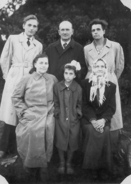 1959г. Сойчино. Верхний ряд слева на право: Урбан Вит Мелентьевич, Урбан Мелетий Михайлович, Мяделец Павел Иванович. Нижний ряд Урбан Вера Ивановна, Мяделец Наталья Павловна, Мяделец(Качан) Стефанида Петровна