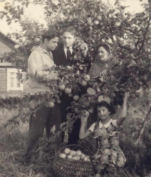 1960г. Сойчино. Слева на право: Мяделец Павел Иванович, Урбан Вит Мелентьевич, Урбан(Мяделец) Вера Ивановна, Мяделец Наталья Павловна.