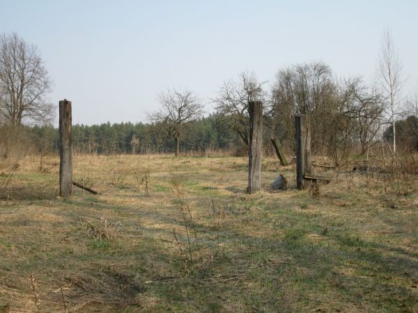 А на этиз трёх столбах висели ворота и калитка
