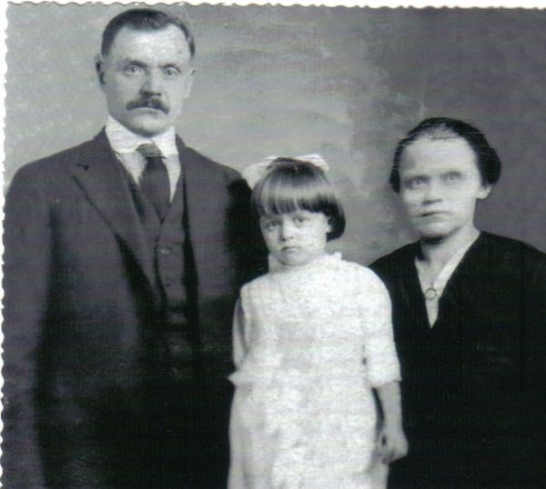Dziadek Aleksander ,babcia Władysława i moja mama Stasia