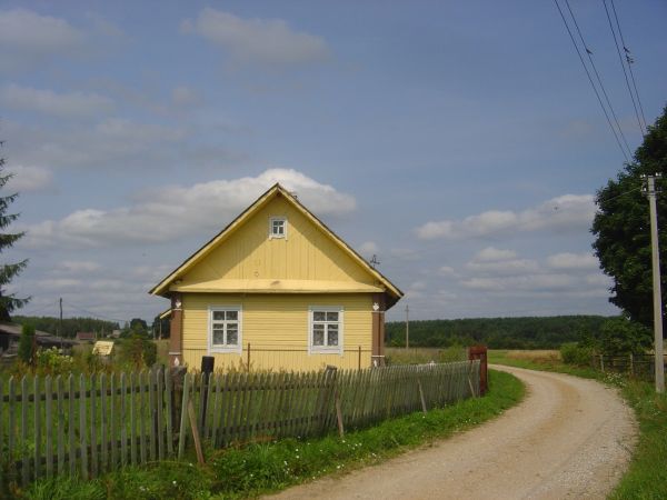 uroczy domek na początku wsi