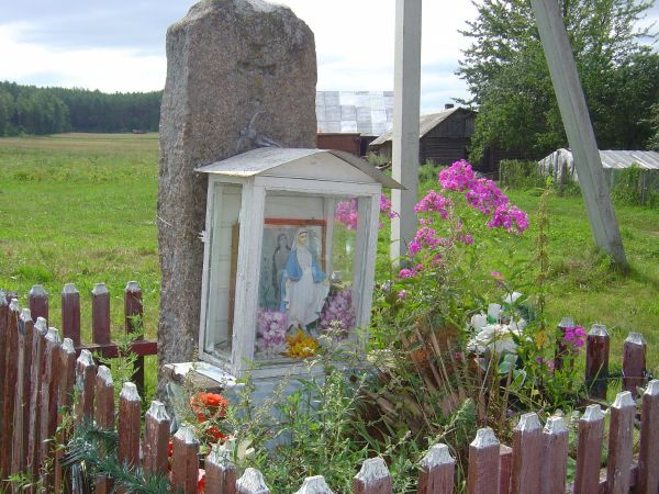 figurka przy krzyżu