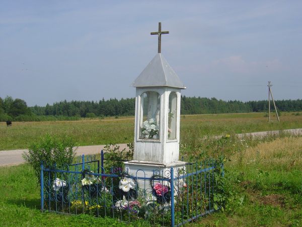 Figurka na rozdrożu.Niestety nie ma już cudnego krzyża z pięknym, drewnianym różańcem.Szkoda...